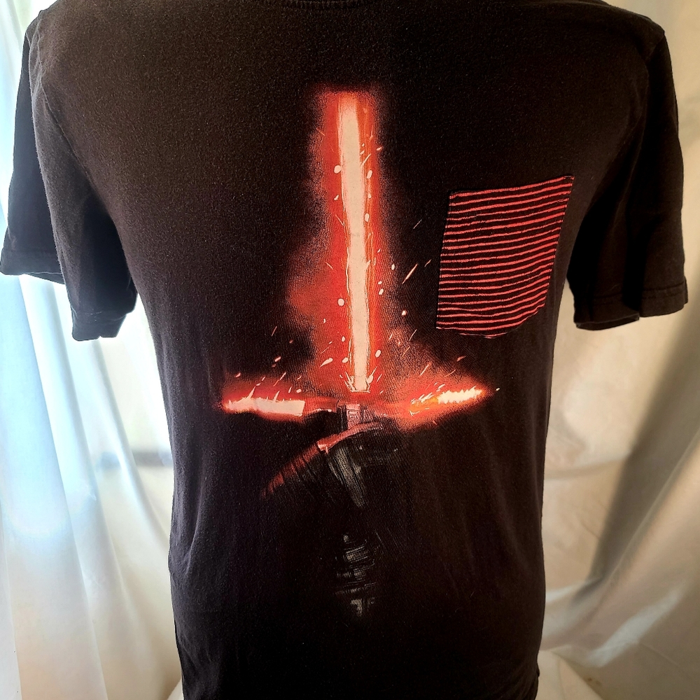 Men's Star Wars The Force Awakens Kylo Ren Lightsaber Outer Space T Shirt Sz. M.
